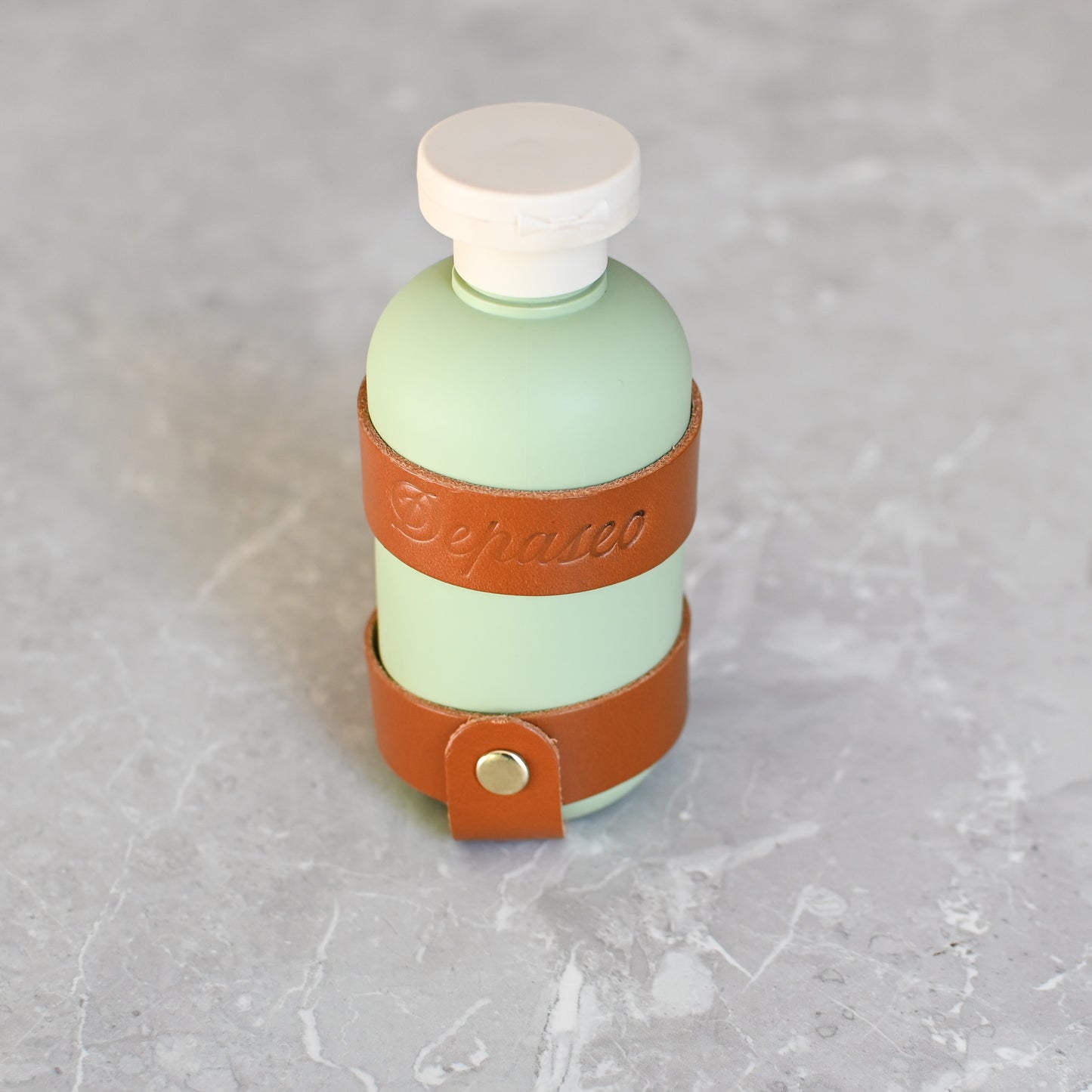 Pee-clean bottle holder