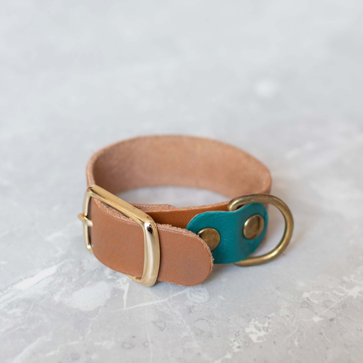 Nuestras pulseras y brazaletes, son un accesorio para salir de paseo con tu perro y una joya para lucir cada día. Piel de curtición veganaTira de piel color London con detalles en dos colores, verde o rosa Largo 15-18cmAnilla para anclar correa