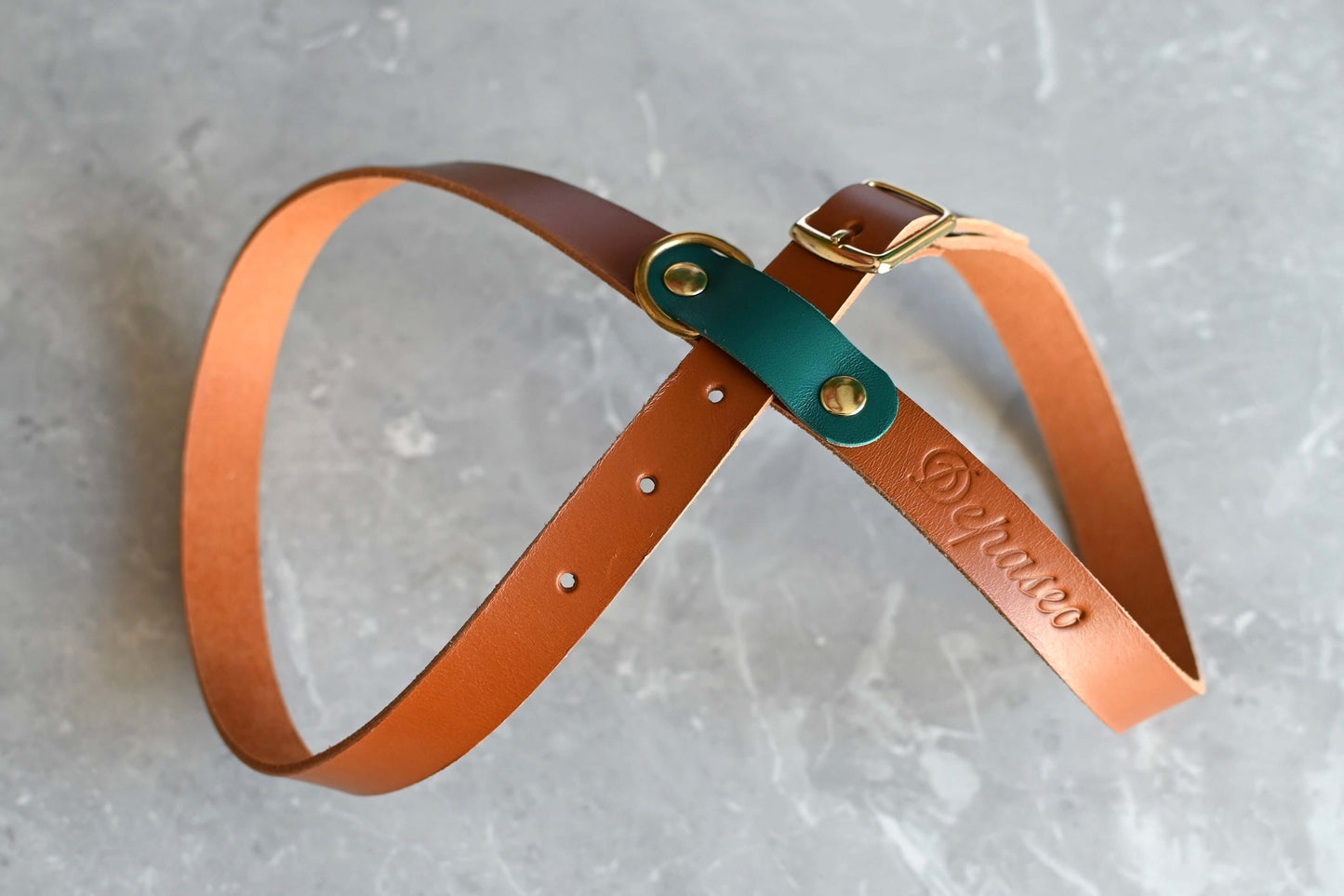 Arnés de paseo ajustable con una hebilla para que se adapte cómodamente a tu perro. Piel de curtición veganaHerrajes dorados de latónTira de piel color London con detalles en dos colores, verde o rosa
