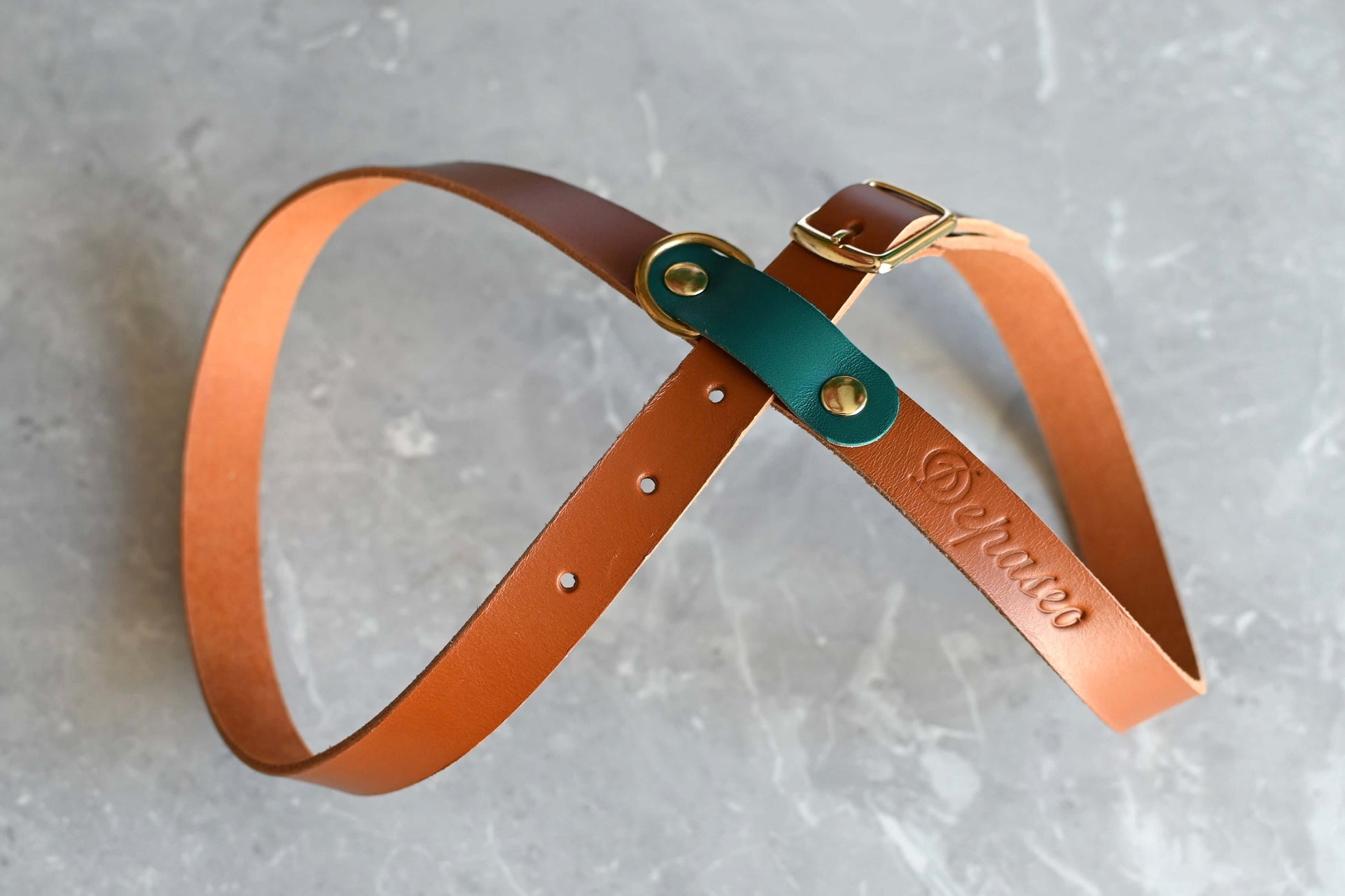 Arnés de paseo ajustable con una hebilla para que se adapte cómodamente a tu perro. Piel de curtición veganaHerrajes dorados de latónTira de piel color London con detalles en dos colores, verde o rosa